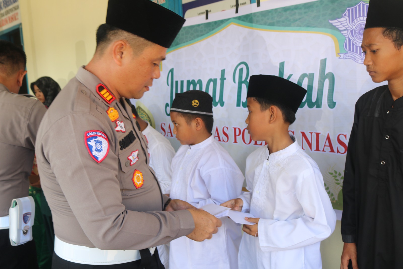 Sat Lantas Polres Nias Gelar Jumat Berkah untuk Anak Yatim Piatu