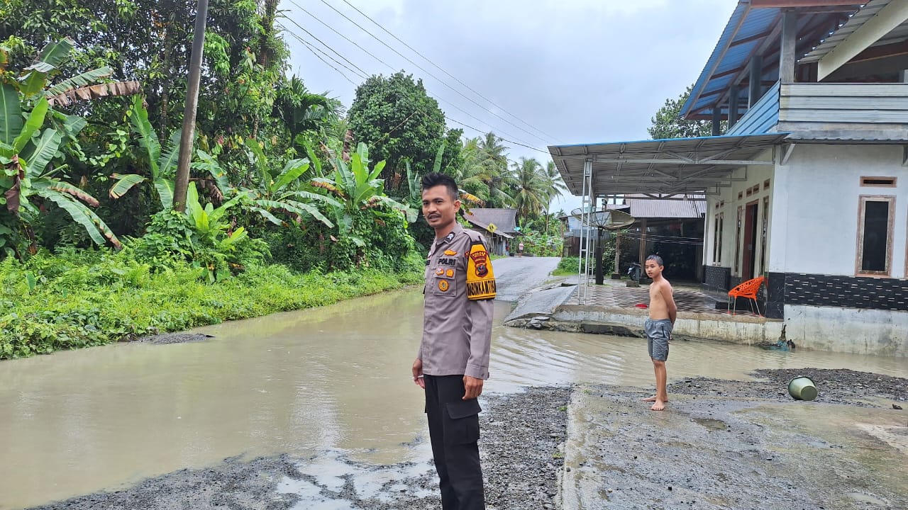 Sungai Moroo Meluap, Delapan Rumah Warga Terendam di Nias Barat