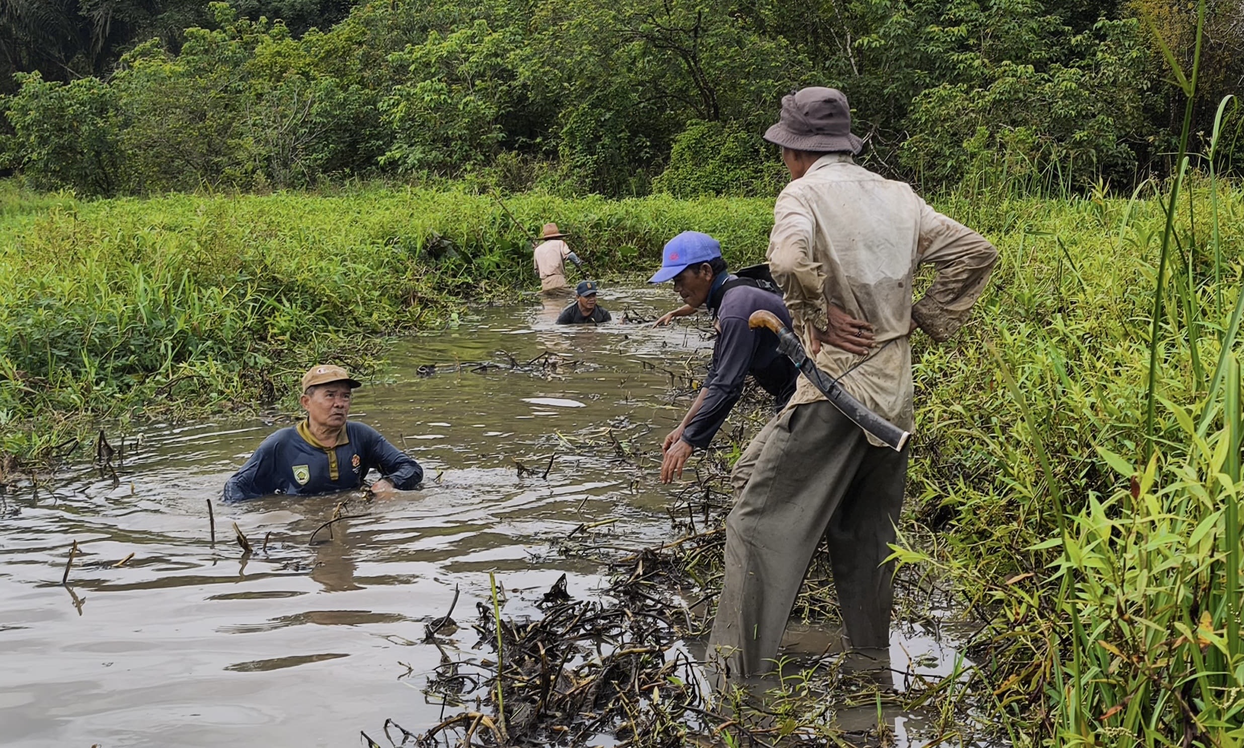 Warga Muara Jaya Gotong Royong Bersihkan Saluran Irigasi Demi Kelancaran Pertanian